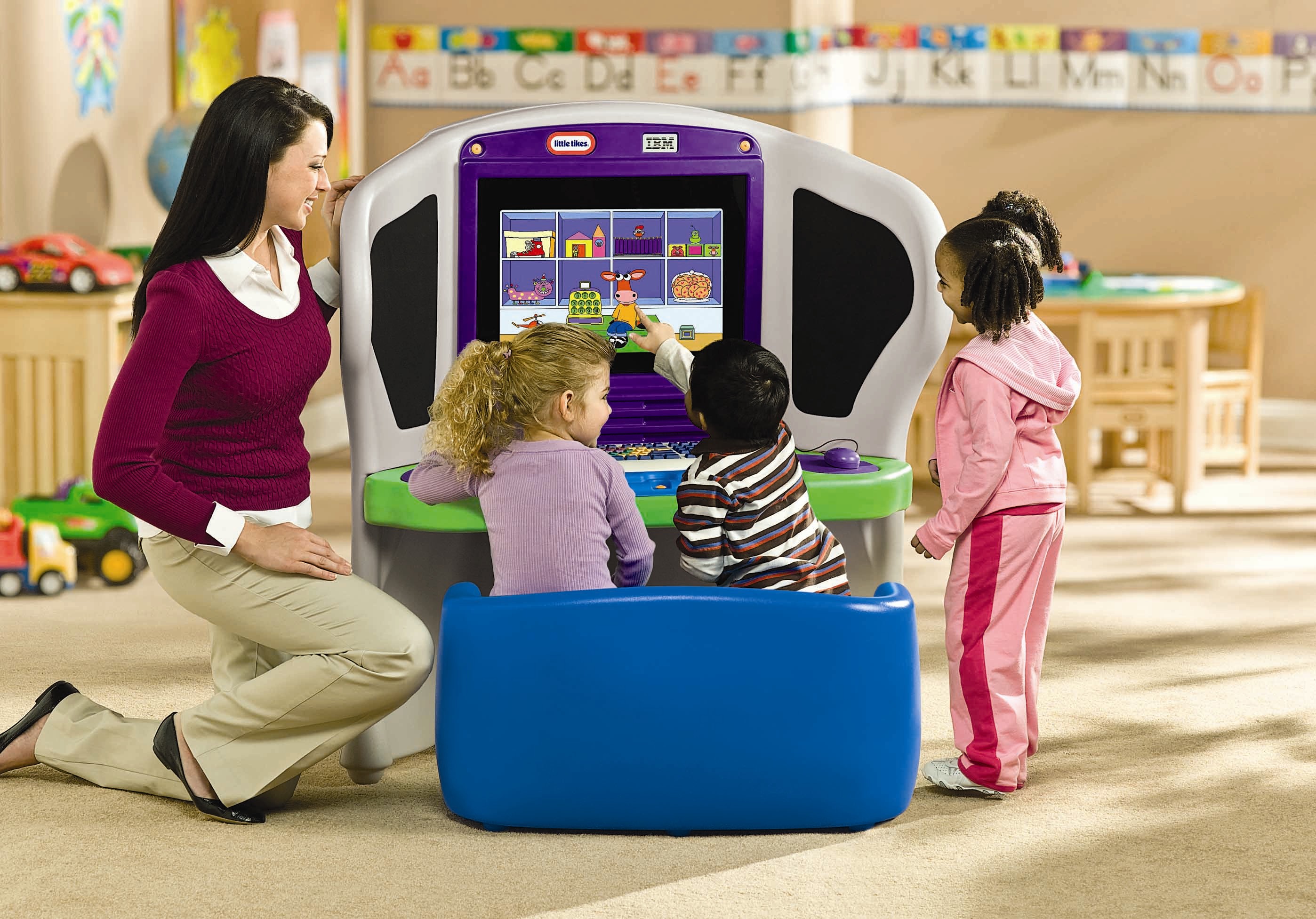 Программы для пк детям. Компьютер в детском саду. Воспитатель дети и компьютер. Компьютер в ДОУ. Детский планшетный компьютер для игровых комнат.